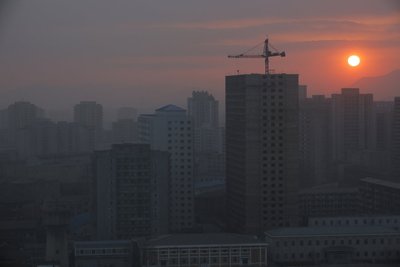 Päike loojub Pyongyangis. Elanikud on valdavalt kell kümme õhtul juba voodis, sest meelelahutust napib ja elektrikatkestused on sagedased.