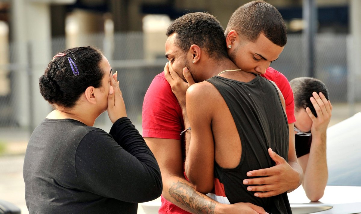 Orlando rünnakus hukkunud inimeste murest murtud lähedased kogunesid eile linna politseijaoskonna juurde.