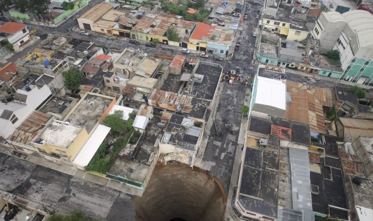 Hiiglaslik varinguauk Guatemala Citys, 20 meetrit lai ja 30 meetrit sügav, tekkis ootamatult 2010. aastal, neelates endasse terve vabrikuhoone. Hoone turvamees jäigi leidmata.