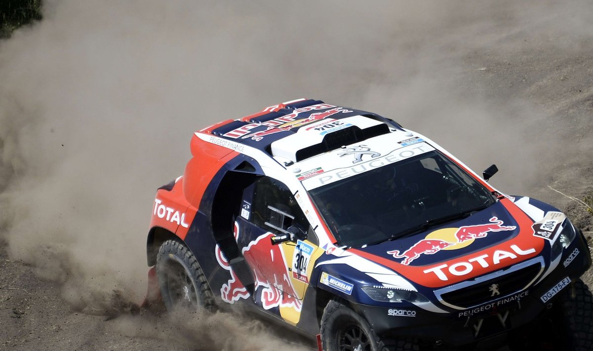 Sellise masinaga sõitis Carlos Sainz 2008. aastal Dakari rallit. Sama sõiduvahend saab nüüd spetsiaalselt Loebi jaoks uuendatud.