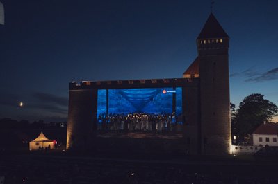 SUVEÖÖ LOSSIS Saaremaa ooperipäevade asemel kuvati seekord ooperimaailma parimad palad Kuressaare lossi seinale videogalana.