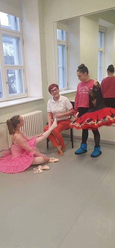 Сирье Мультрам с ученицами балетной школы