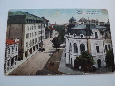Keskaegse Karjavärava asukoht 1920. aastatel. Paremal algselt Tallinna klubi hooneks ehitatud toonane pank. Vasakul kõrgub 1912 valminud Saarineni projekteeritud krediidipanga hoone.