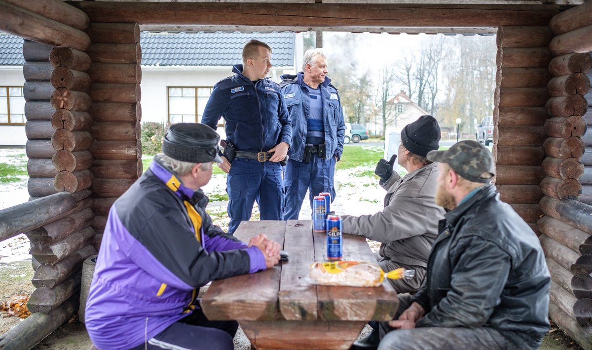 Kohaliku poe taga õlut joovate külameeste näod on piirkonnapolitseinik Sander Karule tuttavad. Ta mõistab, et õllest ta neid võõrutada ei suuda, kuid suunab nad vähemalt varjatumasse kohta kesvamärjukest tarbima.