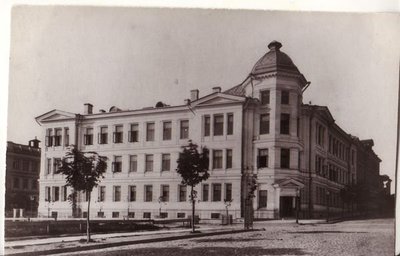 Vaade kohtumajale enne Saksa teatri ehitust 20. sajandi alguses. Tegemist on Tallinna kaunima neorenessanss hoonega, mis põles 1944. aasta märtsipommitamise ööl. Taastamise käigus sai lisakorruse.