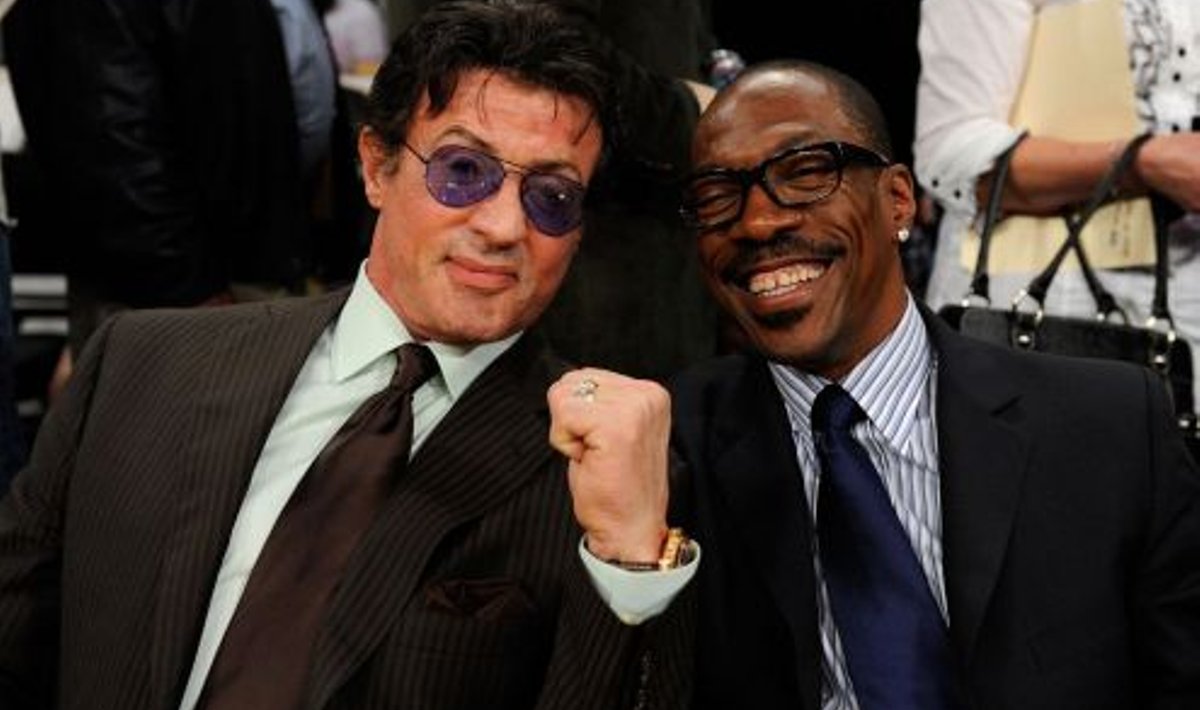 Tähtede paraad LA Lakers korvpallimängul, näitlejad Sylvester Stallone ja Eddie Murphy