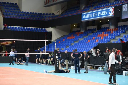 Kõik on valmis. Pariisi Volley finaalivastane Sete on lõpetamas treeningut, üks nende mängija venitab põhjalikult veel lihaseid.