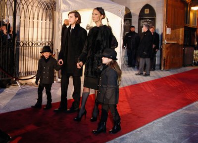 Céline Dion koos lastega abikaasa matustel.