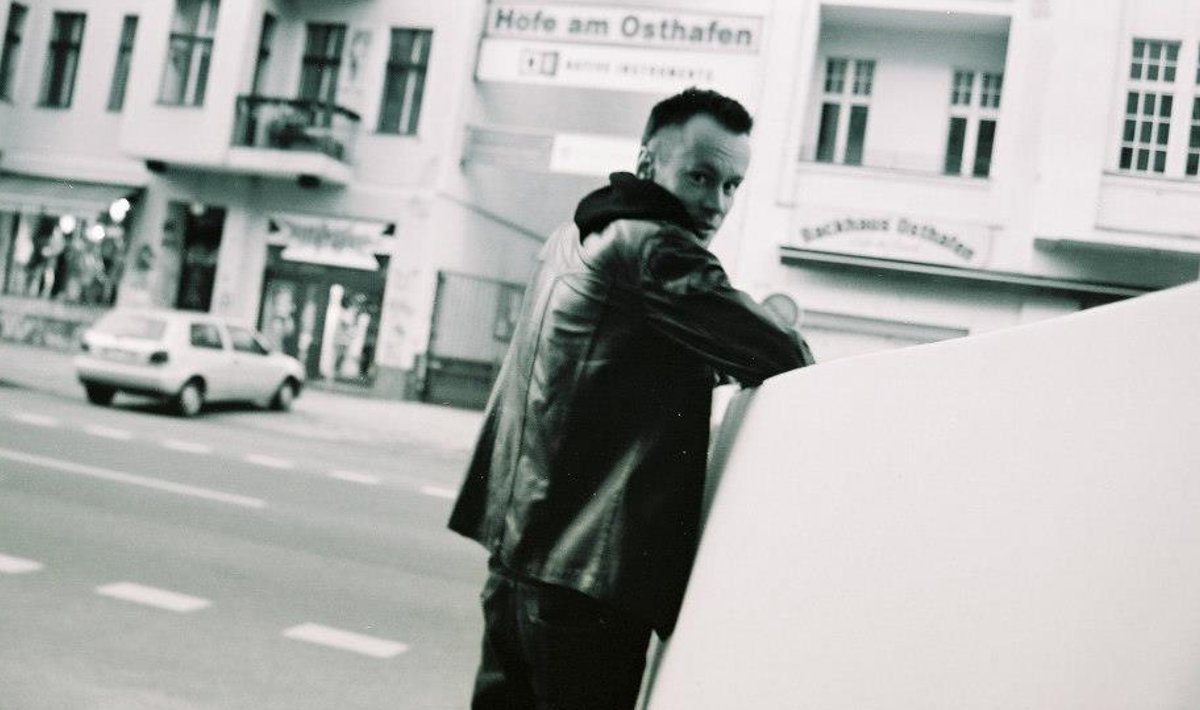 „Mina”, keda Berliini otsima tuldi, kaob järjest sügavamale pidude rägastikku. Taustal tumendab üksindus, sõbrad tulevad ja lähevad kui edasikerimisel. Peeter Kormašov Berliinis 2013. aastal