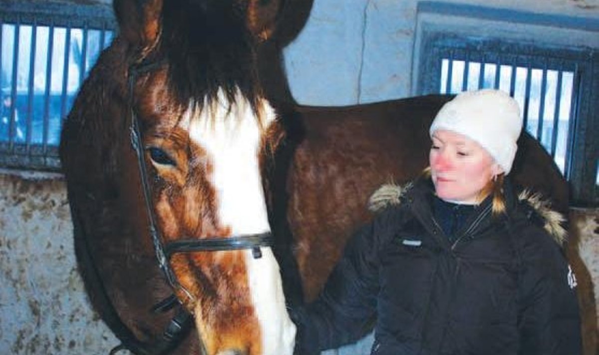 Teraapiahobune Daimond ja hobuteraapia instruktor, Kukrumäe ratsatalu perenaine Marit Künnapuu. Foto: Ülo Russak