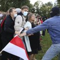 VIDEOD | Tundmatud maskides mehed hakkasid Minskis protestikogunemisi laiali lööma: osadel neist on nüüd ka relvad