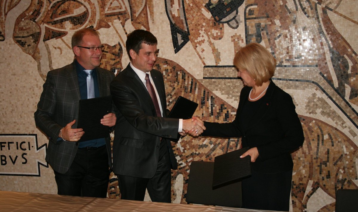 Erakondade esindajad Ain Suurkaev, Aleksandr Holst ja Kairit Pihlak koalitsioonilepingu allakirjutamisel.