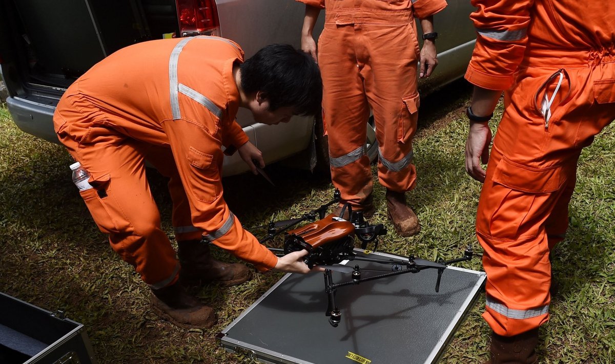 Naftafirma PTT töötajad valmistuvad drooni õhkutõusmiseks