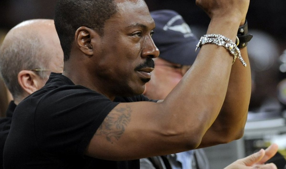 Actor Eddie Murphy watches the Boston Celtics play the Los Angeles Lakers in the second half of Game 3 of the NBA basketball finals Tuesday, June 10, 2008, in Los Angeles. (AP Photo/Kevork Djansezian) / SCANPIX Code: 436