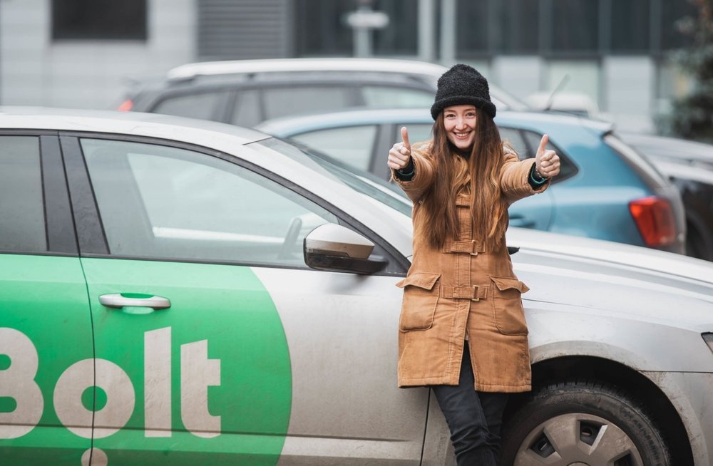 Bolt taxi. Bolt такси. Эстонское такси Bolt. Девушка в пальто такси. Bolt Taxi Gence.