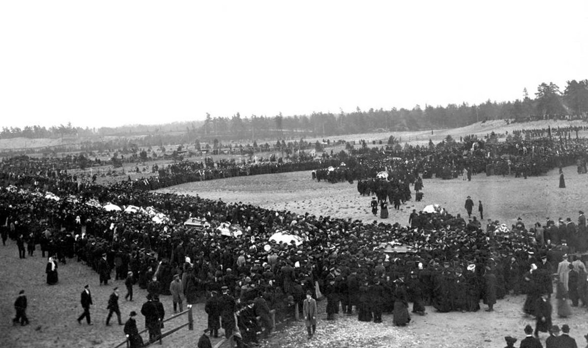 Ohvrid: Oktoobris 1905 puhkenud streigi päevil tapsid soldatid Tallinnas Uuel turul ligi sada inimest. 20. oktoobril maeti nad Rahumäe kalmistule. (Foto: Eesti Kirjandusmuuseum)