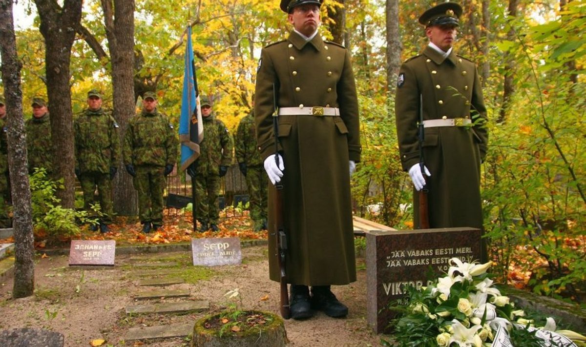 Vahipataljoni kaitseväelased mälestavad  Viktor Oxfordi Rahumäe kalmistul igal aastal.