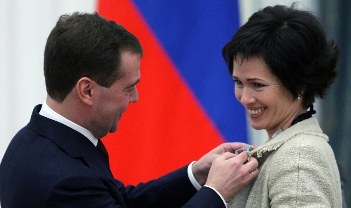 Dmitri Medvedev autasustab Olga Medvedtsevat sõpruse ordeniga
