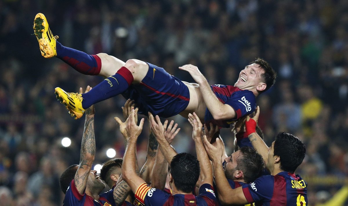 Rekordimees Lionel Messi meeskonnakaaslaste kätel