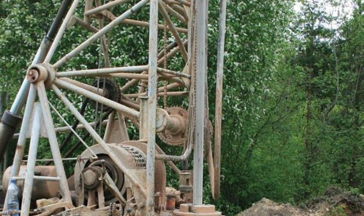 Sellise masinaga puuritakse Vanamõisa küla joogivee puurkaevud, üks neist 80m ja teine 180 meetrit. Foto: Mikk Lõhmus