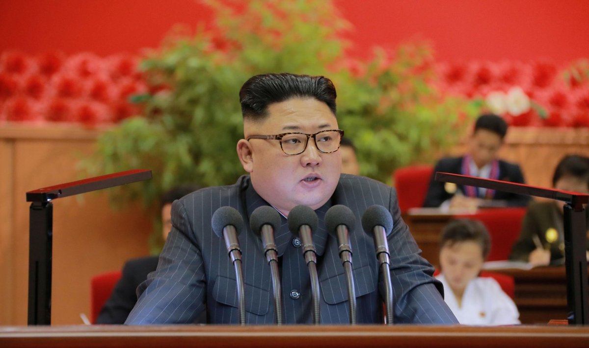 Kim Jong-un peab kõnet, tema valitsemine ilmutab aga järjest jõhkramaid vorme. 