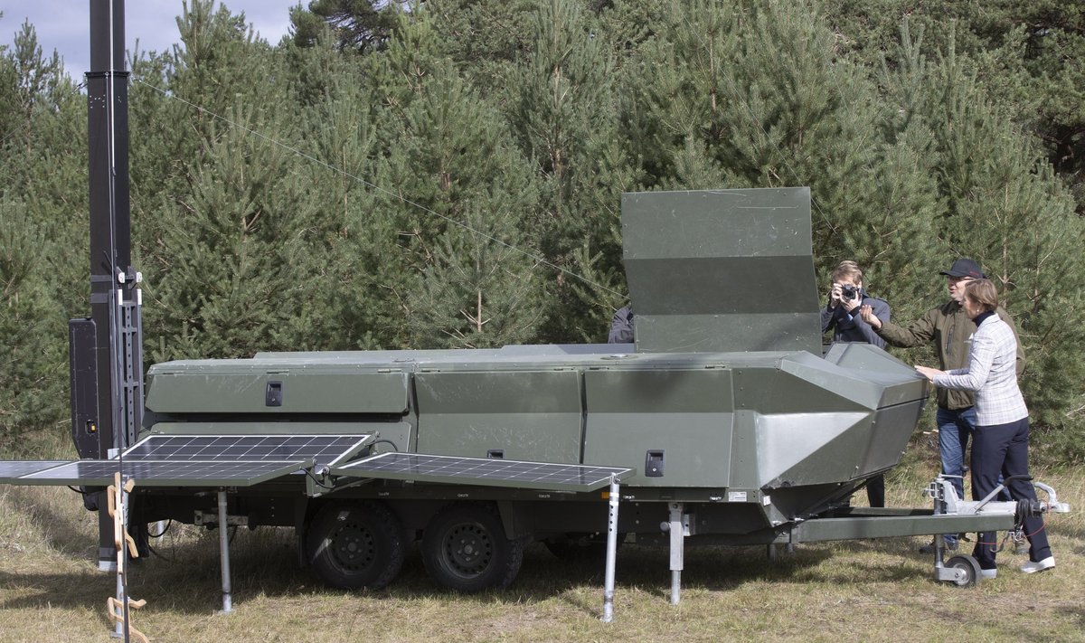 Kersti Kaljulaid uudistamas Defsecinteli mobiilset seireplatvormi.