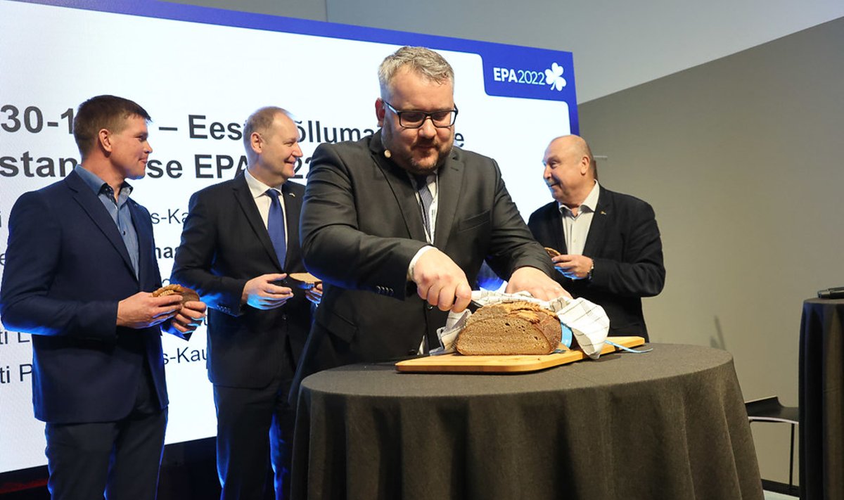 Põllumajandus-kaubanduskoja juhatuse esimees Roomet Sõrmus lõikas tänavu küll taas uudseleiva lahti, ent kahtleb, kas uued rohe-eesmärgid aitavad tagada toidujulgeolekut.