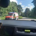 FOTOD | Tallinnas takistas liiklust sõiduteel istunud purjus ja karjuv kirvega mees