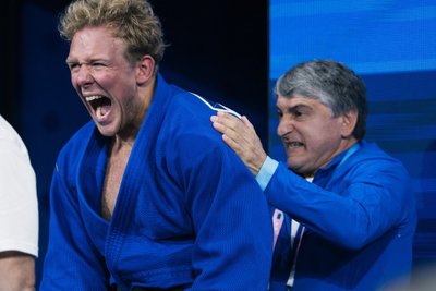 Judotreener Vladimir Stepanjan kütab Klen Kristofer Kaljulaidil enne võistlus Remi Feuilletiga kere kuumaks. 