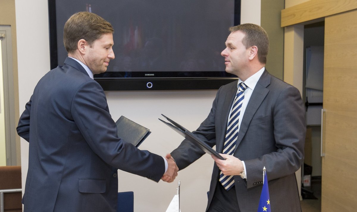 Euroopa Investeerimispanga (EIB) asepresident Jan Vapaavuori (paremal)  ja KredExi juhataja Lehar Kütt sõlmisid täna Cosme lepingu.