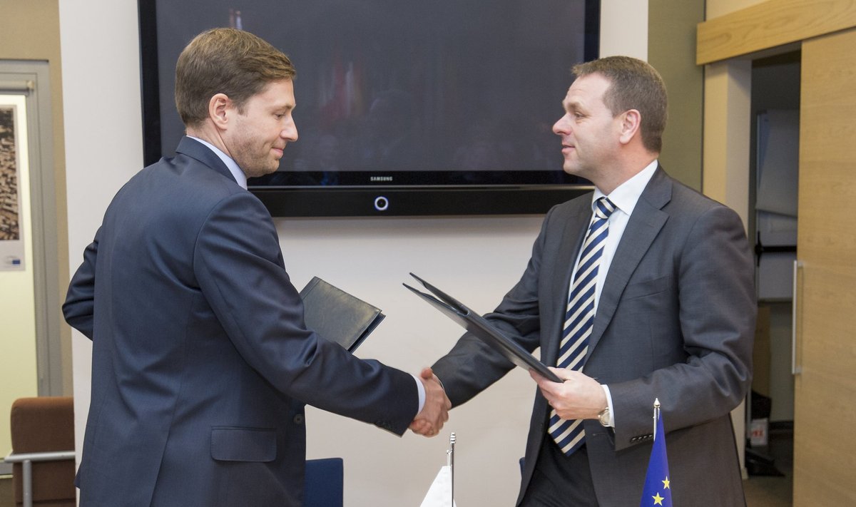 Euroopa Investeerimispanga (EIB) asepresident Jan Vapaavuori (paremal) ja KredExi juhataja Lehar Kütt allkirjastavad COSME lepingu. 