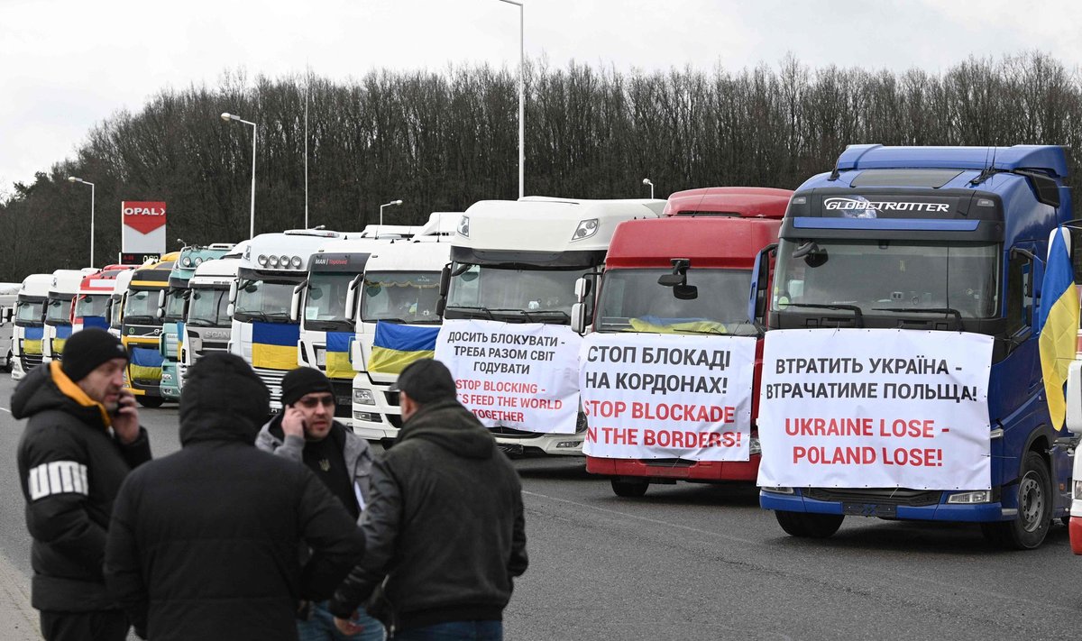 Ukraina veoautojuhid osalevad protestil Poola meeleavaldajate piiriblokaadi vastu.