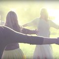 VAATA: Svjata Vatra püüdis oma uude muusikavideosse päikesetõusul hobuseid jahtiva hundi