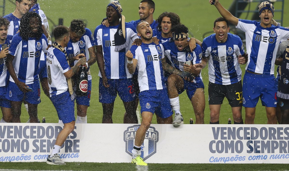 FC Porto mängumehed meistritiitlit tähistamas.