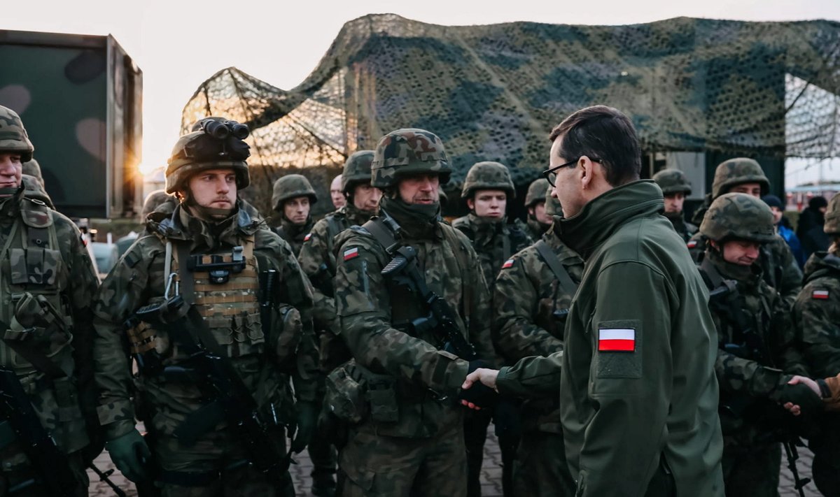 Poola peaminister Mateusz Morawiecki kohtumas piiri kaitsvate Poola sõduritega.