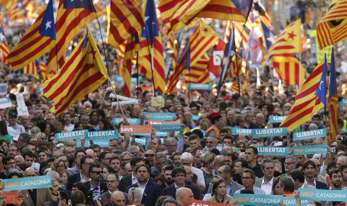 Laupäeval avaldas Barcelonas valitsuse otsuse vastu meelt ligi pool miljonit katalaani eesotsas president Carles Puidgemontiga