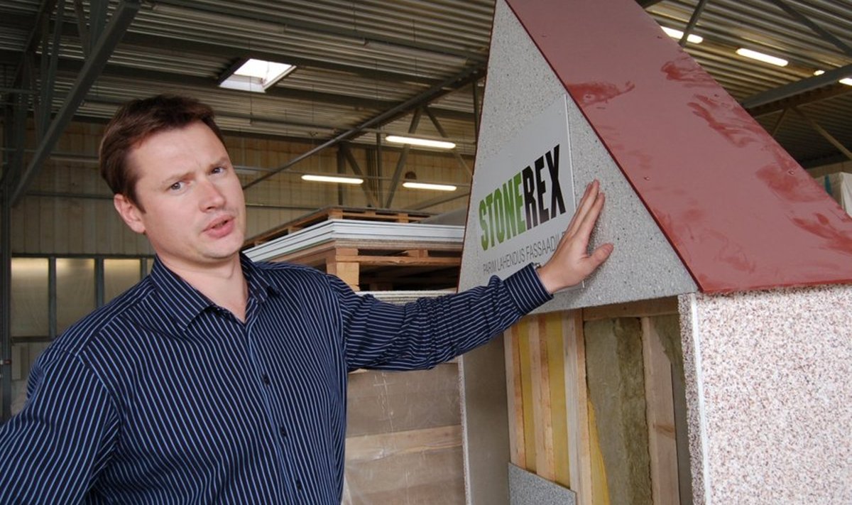 StoneREX OÜ tegevjuht Vahur Volt selgitab näidismaja baasil, kuidas fassaadikatteplaate paigaldada. Foto: Sirje Piirsoo