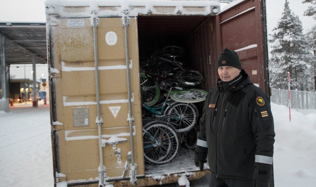 Raja-Jooseppi piiripunkti juht Kimmo Louhelainen näitab jalgrattaid, millega Vene piirivalve migrantidelt viimase raha välja petab. Kasu neist pole, migrandid tuuakse piirile autoga ja lükkavad siis ratast käekõrval.