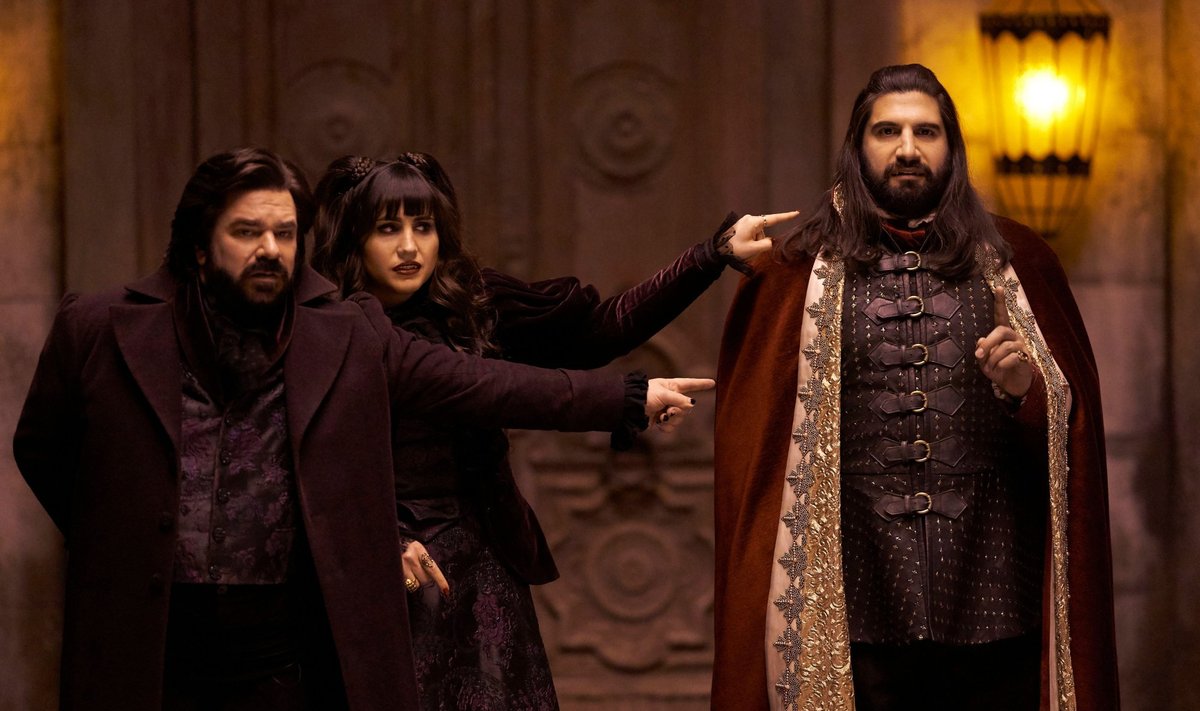 OHMUD, AGA ARMSAD: aastasadu vanad vampiirid (vasakult) Laszlo (Matt Berry), Nadja (Natasia Demetriou) ja Nandor (Kayvan Novak) nüüdisaegses New Yorgis moodsa elu vaevadega maadlemas.