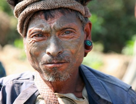 Tätoveeritud näoga sõjamees-skalbikütt Konyaki külas India-Birma piiril (Nagaland)