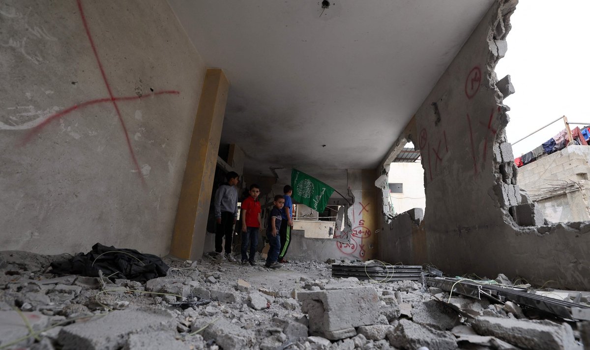 Дети стоят в доме Хасана Каттани после того, как он был разрушен израильскими войсками в лагере беженцев Аскар недалеко от оккупированного города Наблус на Западном берегу реки Иордан 29 октября 2023 года.