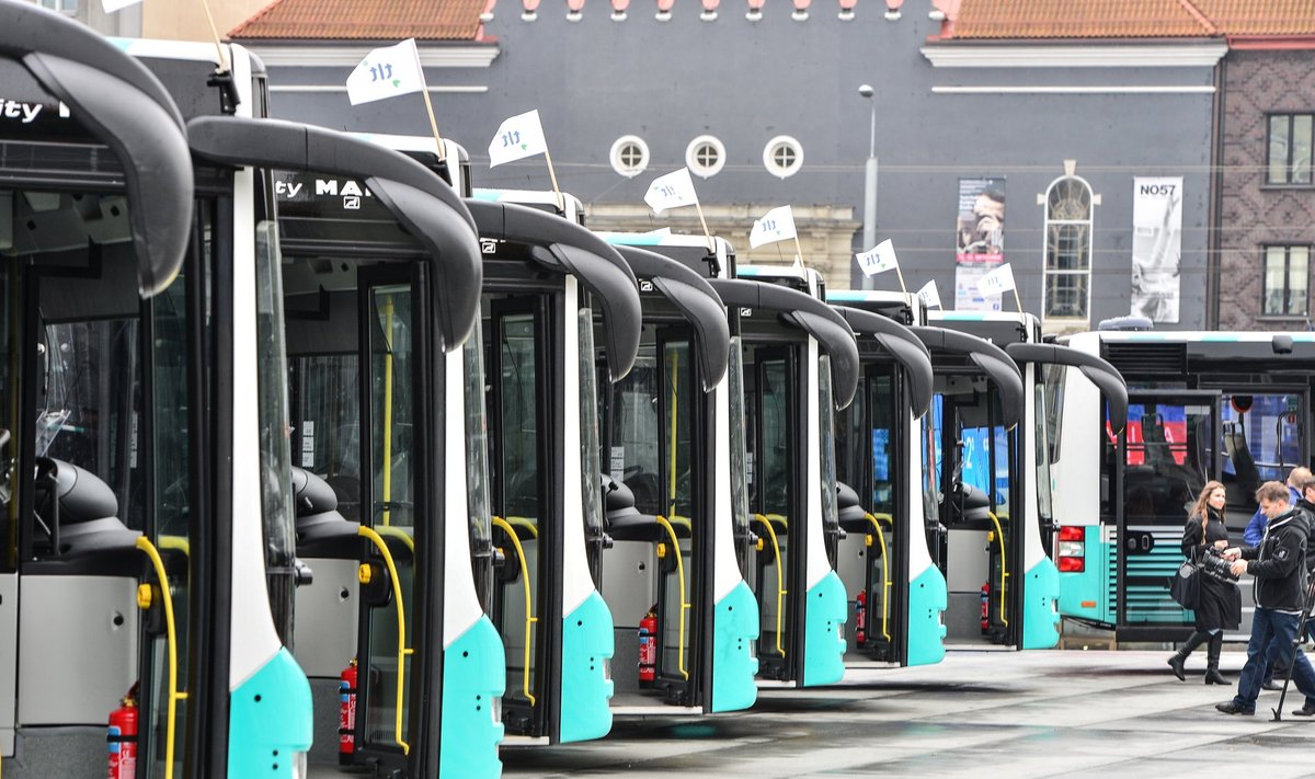 Tallinna uusimad bussid Vabaduse väljakul