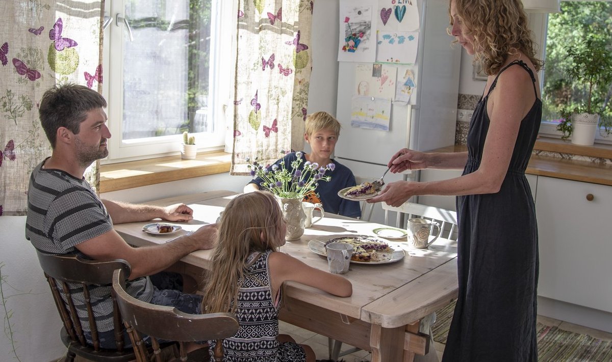 Helja ja Tõnis laste Olivia ja Ruudiga oma Pihlamarja talu helges köögis. Söögilaud on taaskasutuspoest. Kaks heledamat tooli on Heljaga tema eri kodudes köögist kööki kaasas käinud.