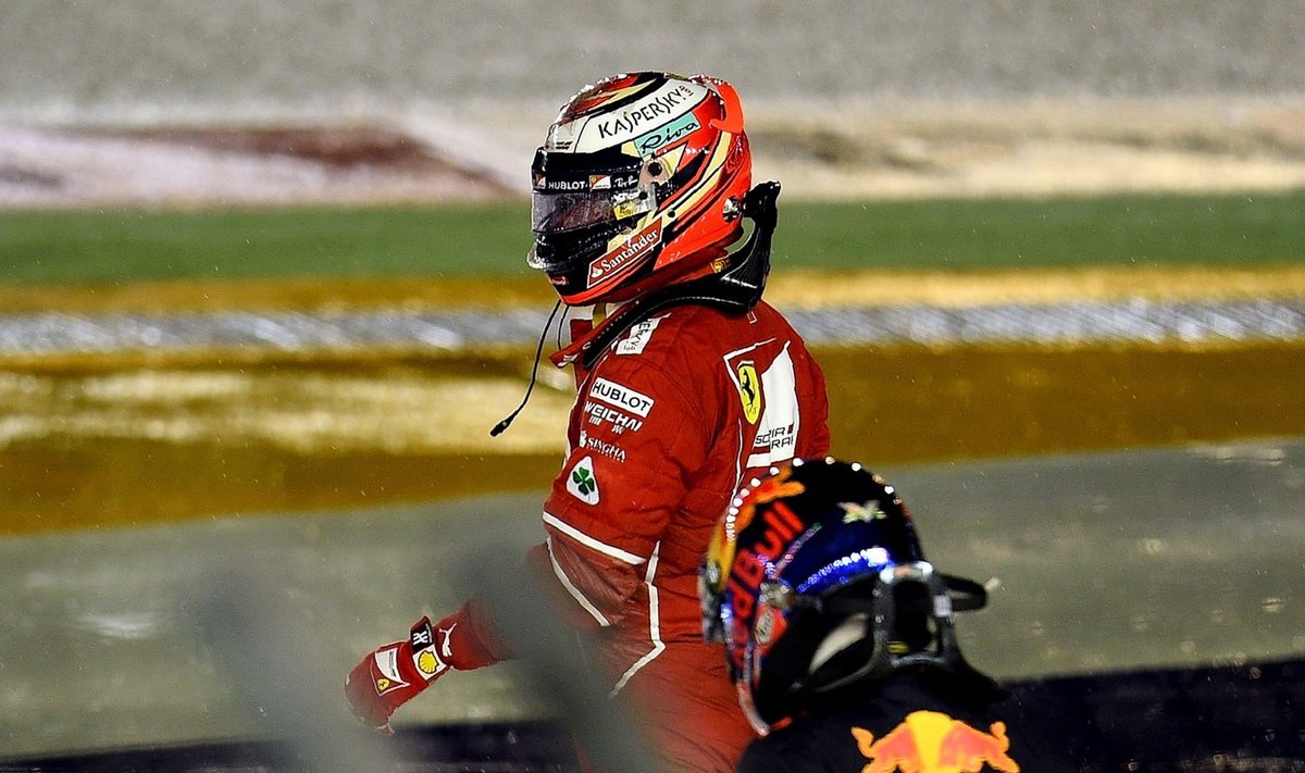 Kimi Räikkönen pärast avariid