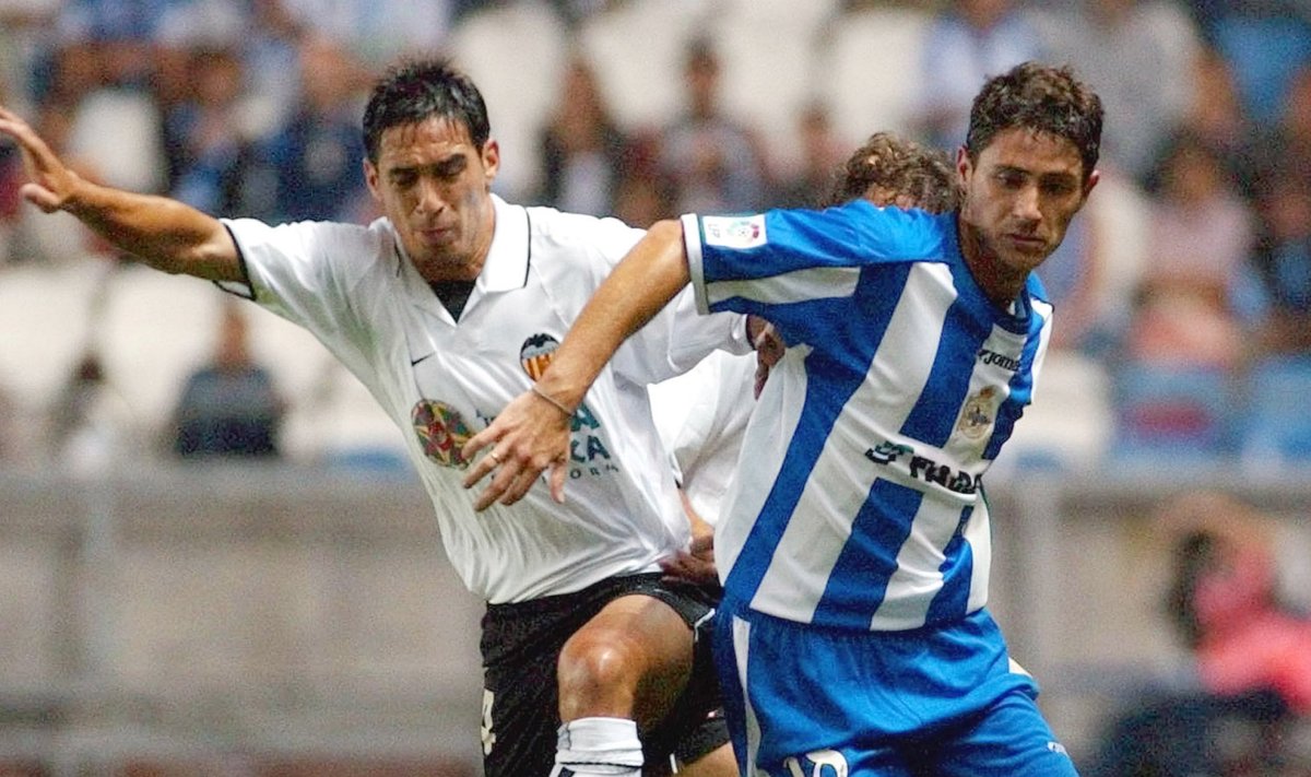 Victor Sanchez (vasakul) mängijana Deportivo La Coruna särgis 2002. aasta Hispaania superkarikamängus Valencia vastu.