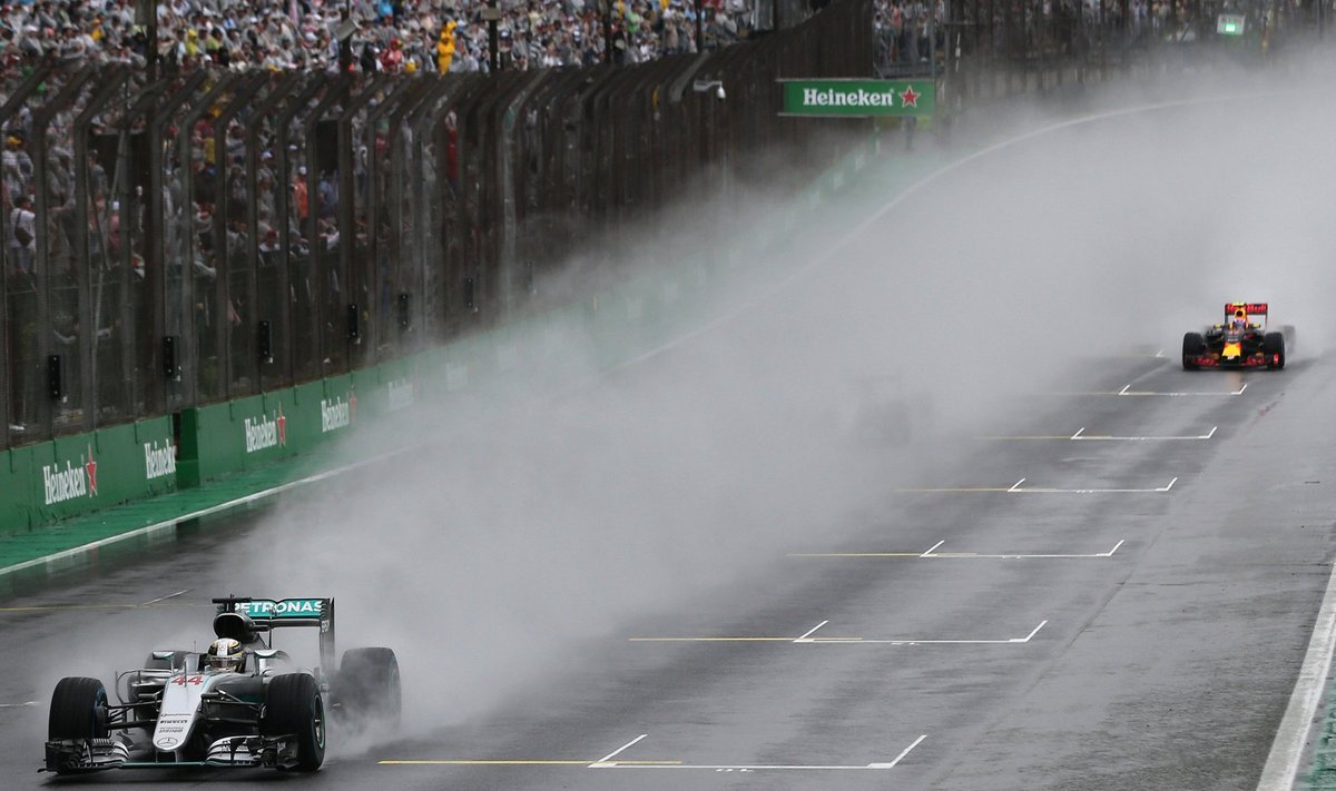 Hamiltoni sabas sõitvate autode arvu võib hiiglasliku veepilve tõttu üksnes aimata.