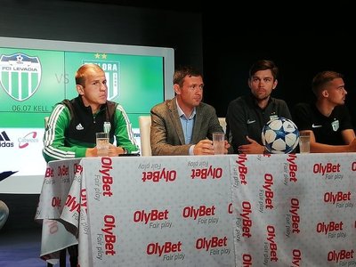Aleksandar Rogic (vasakult teine) tänasel pressikonverentsil.