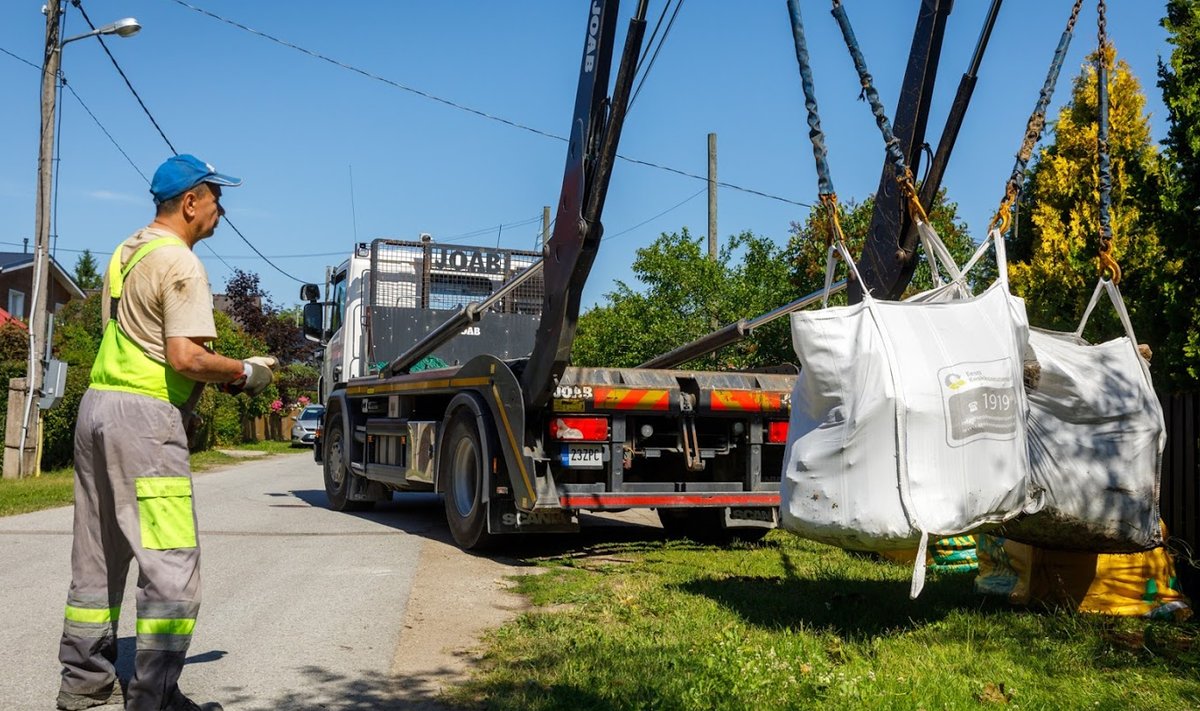 Big Bagi kotid ehitusjäätmetega tõstetakse veoautole.