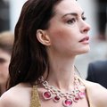 FOTOD | Näitlejatar Anne Hathaway kandis maailmakuulsa juveelibrändi esitluspeol imekaunist disainerkleiti