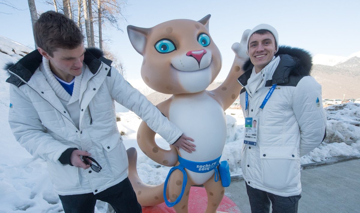 „Sotšis toimib kõik nagu kellavärk!” ütleb Nurmsalu (paremal). Sammelselg nõustub: „Kõik on tipp-topp!” Koos poseerivad nad olümpiakülas Sotši olümpiamängude maskoti, lõbusa lumeleopardiga.